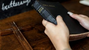 como começar a estudar a bíblia
