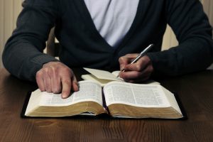 como estudar a bíblia sozinho
