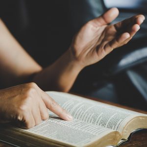 Como Estudar a Bíblia Sozinho (6 DICAS PRÁTICAS ESSENCIAIS)